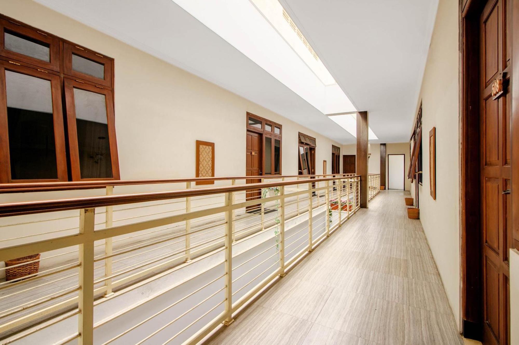 Super Oyo 250 De'Gadri Ndalem Hotel Jarakan Exterior photo