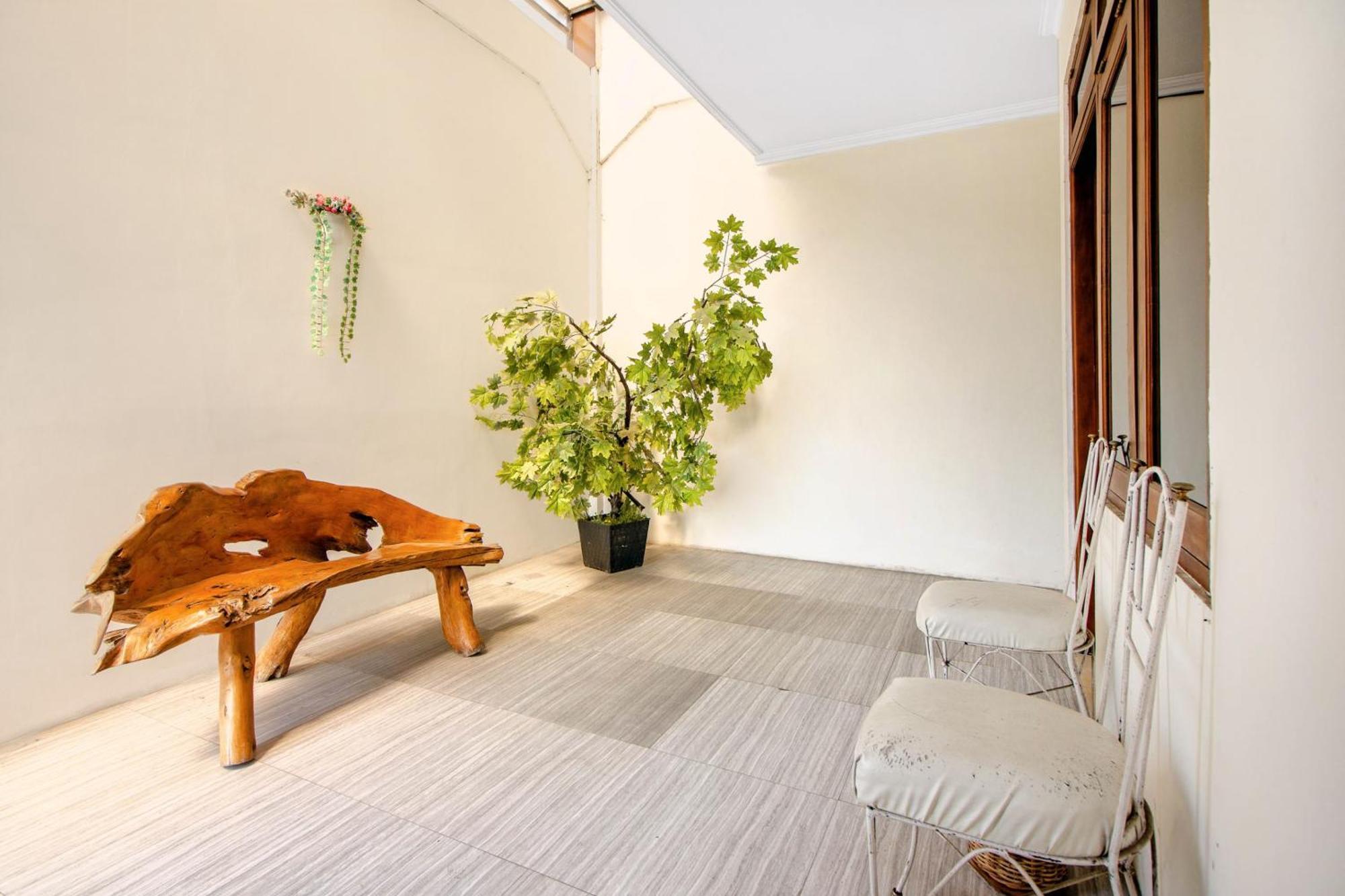 Super Oyo 250 De'Gadri Ndalem Hotel Jarakan Exterior photo